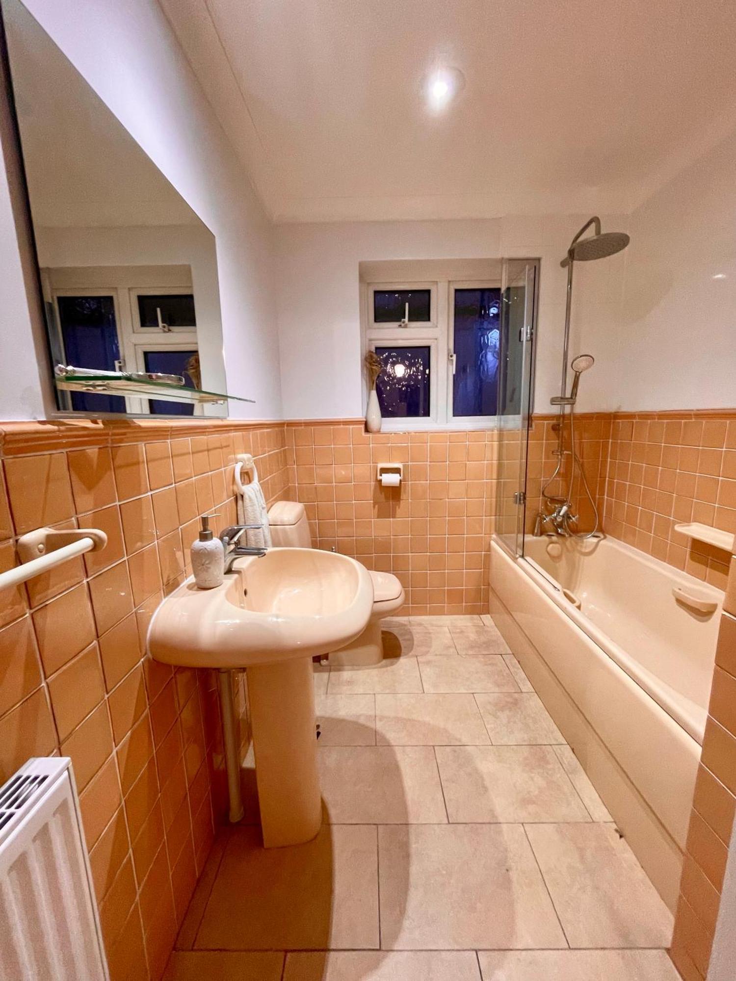 Charming Bournemouth House With Beautiful Spacious Gardens, 5 Min Drive To Beaches, Free Parking For 2-3 Cars Exteriér fotografie